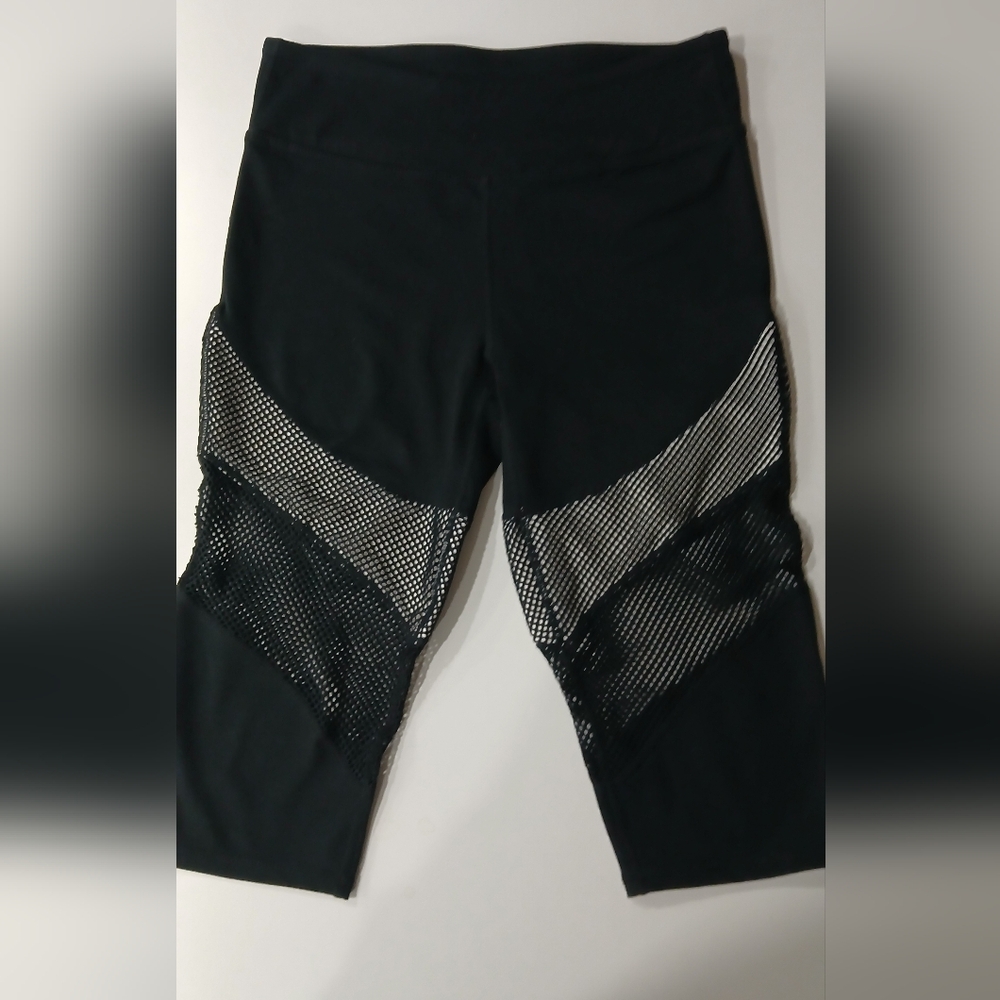 Fabletics Black Mesh Panel Capri Leggings,Size Small, Like New